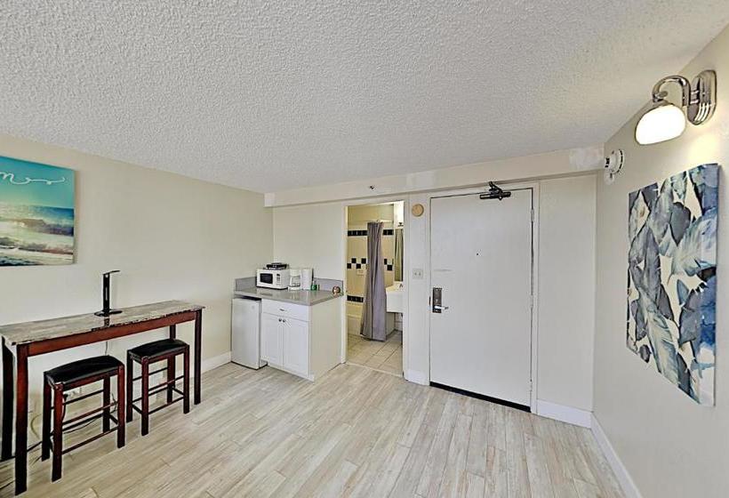 Hawaiian Monarch - Gym & Pool - Walk To The Beach Hotel Room