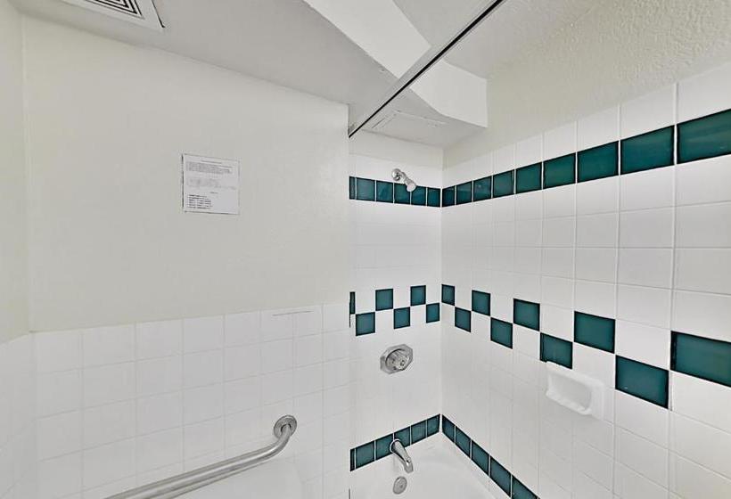 Hawaiian Monarch - Gym & Pool - Walk To The Beach Hotel Room