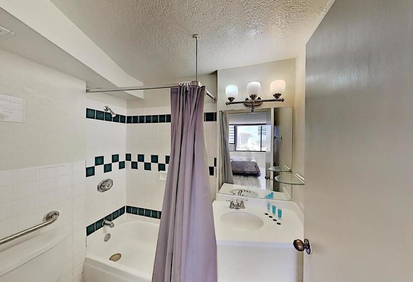 Hawaiian Monarch - Gym & Pool - Walk To The Beach Hotel Room