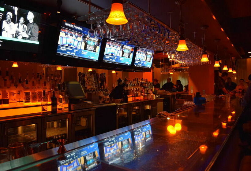 هتل Park East Downtown Lakeshore