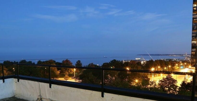 هتل Park East Downtown Lakeshore