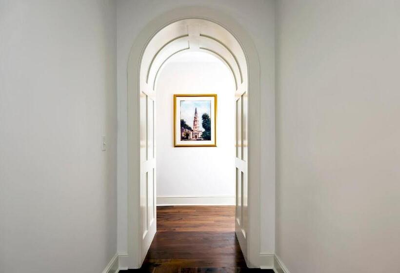 בית מלון כפרי Planters Inn  Charleston