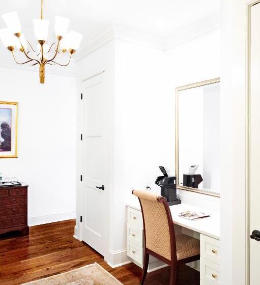 בית מלון כפרי Planters Inn  Charleston