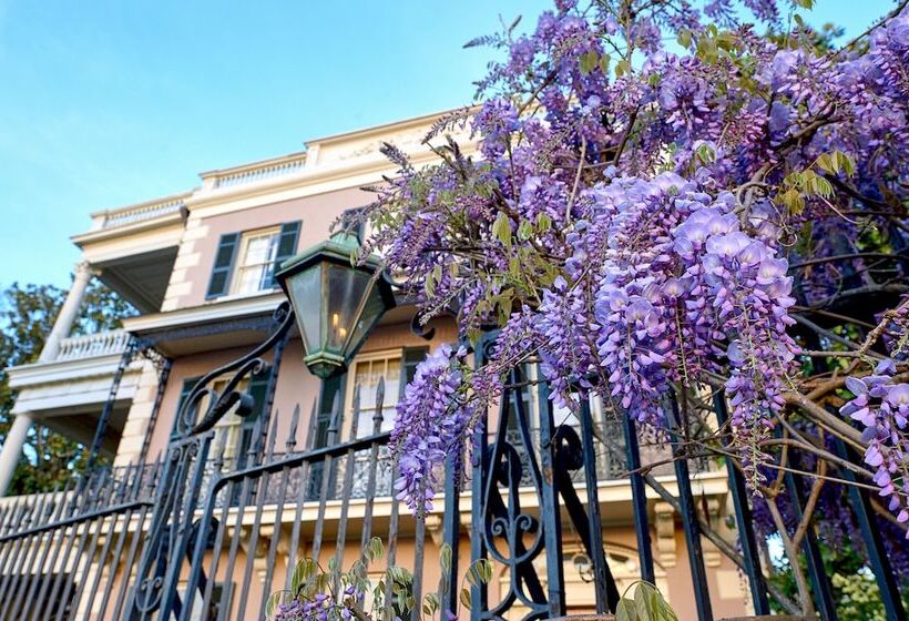 בית מלון כפרי Planters Inn  Charleston