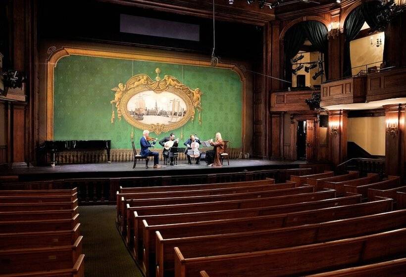 בית מלון כפרי Planters Inn  Charleston