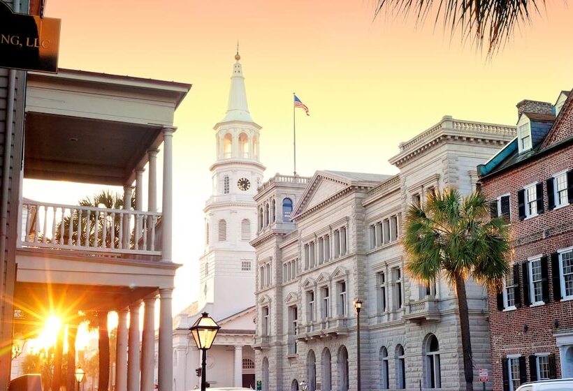 בית מלון כפרי Planters Inn  Charleston