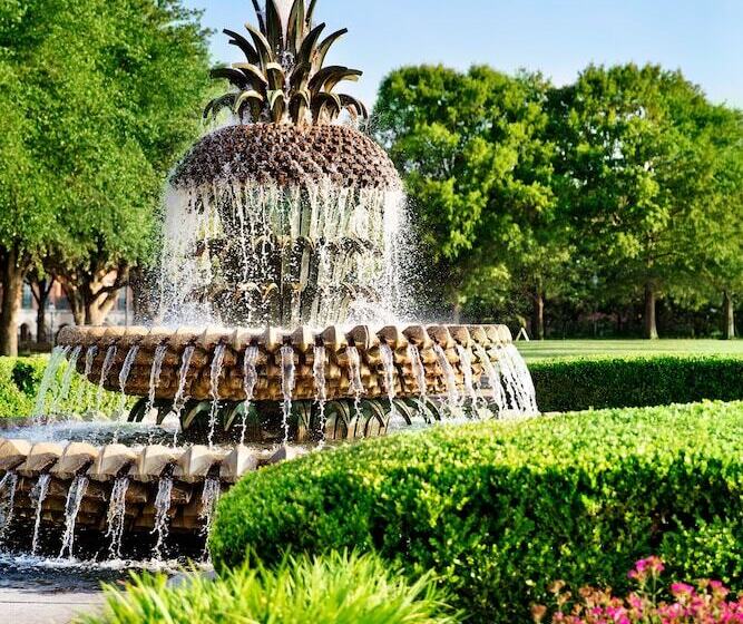 בית מלון כפרי Planters Inn  Charleston