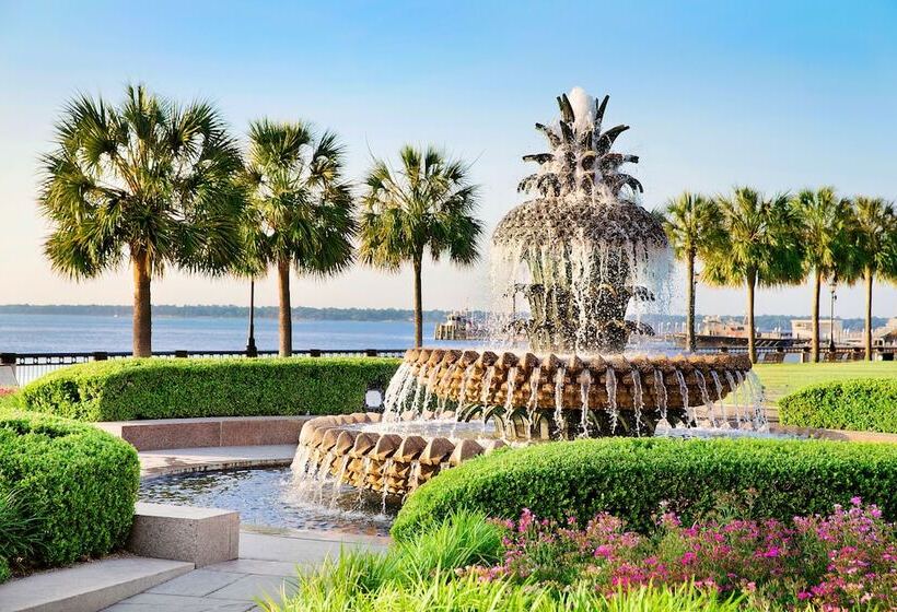 בית מלון כפרי Planters Inn  Charleston