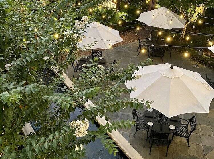 בית מלון כפרי Planters Inn  Charleston