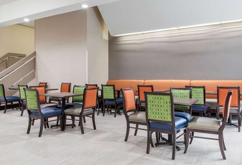 فندق Quality Inn And Conference Center