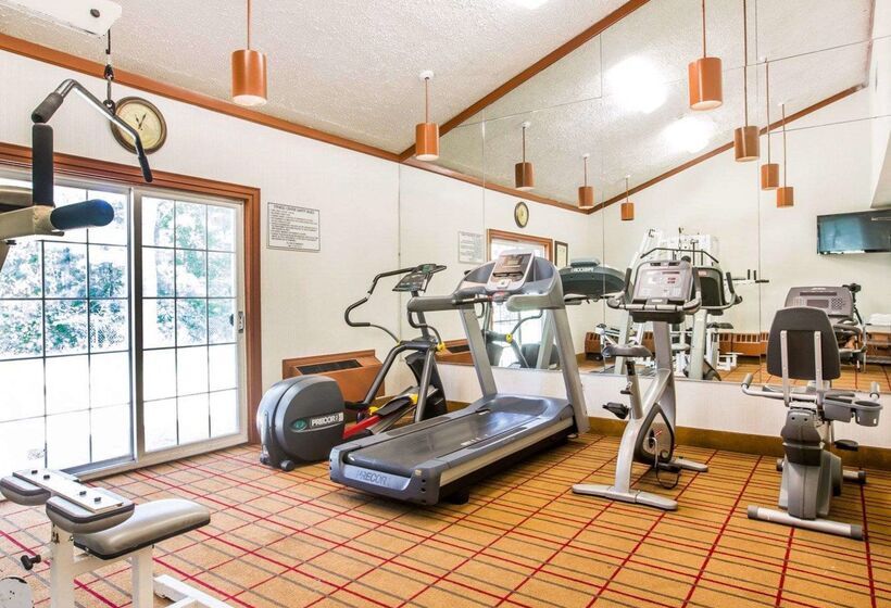 فندق Quality Inn & Conference Center