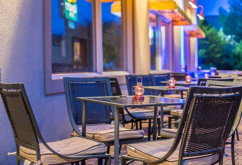 فندق Quality Inn & Conference Center