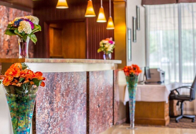 فندق Quality Inn & Conference Center