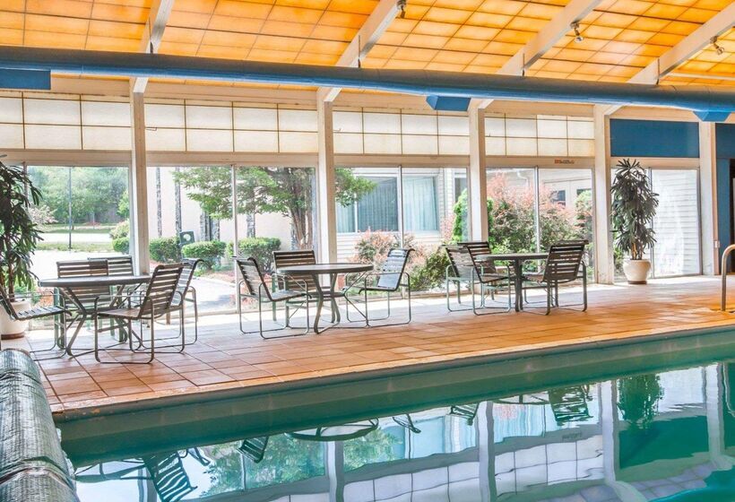 فندق Quality Inn & Conference Center