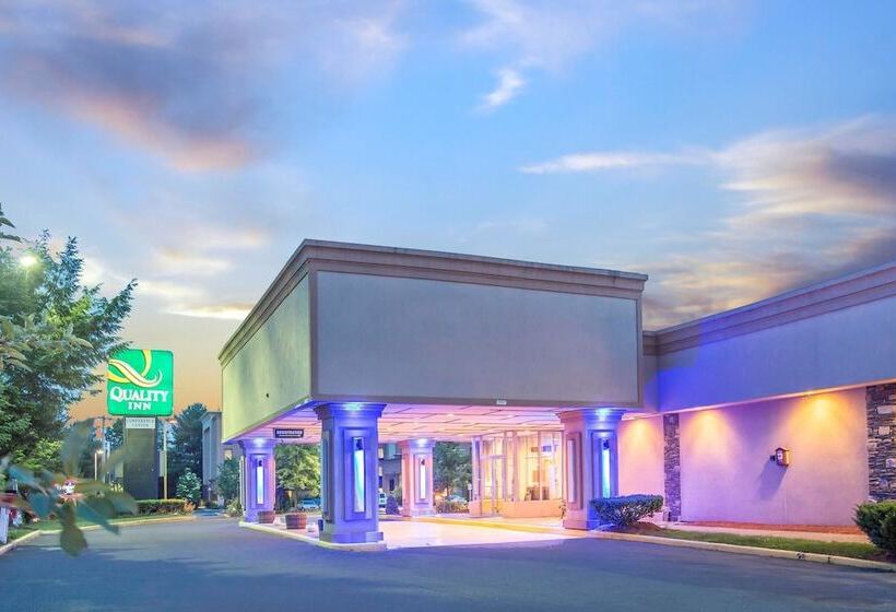 فندق Quality Inn & Conference Center