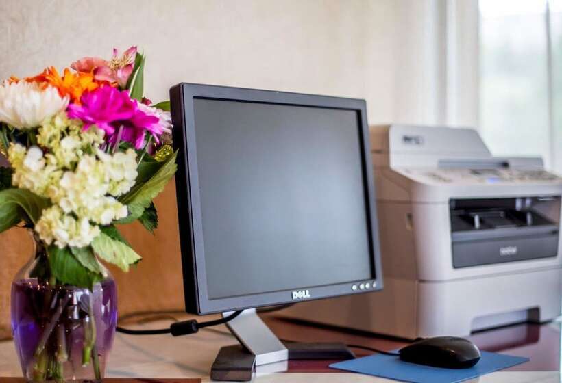 فندق Quality Inn & Conference Center