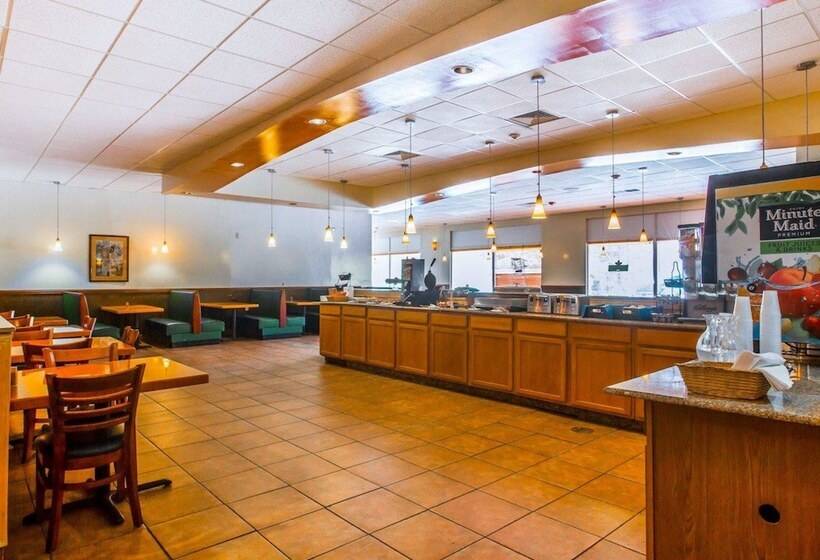 فندق Quality Inn & Conference Center