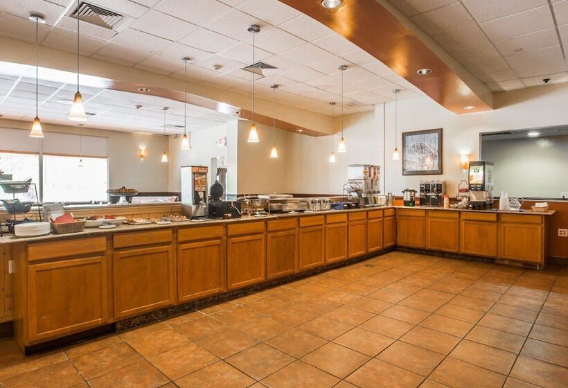 فندق Quality Inn & Conference Center