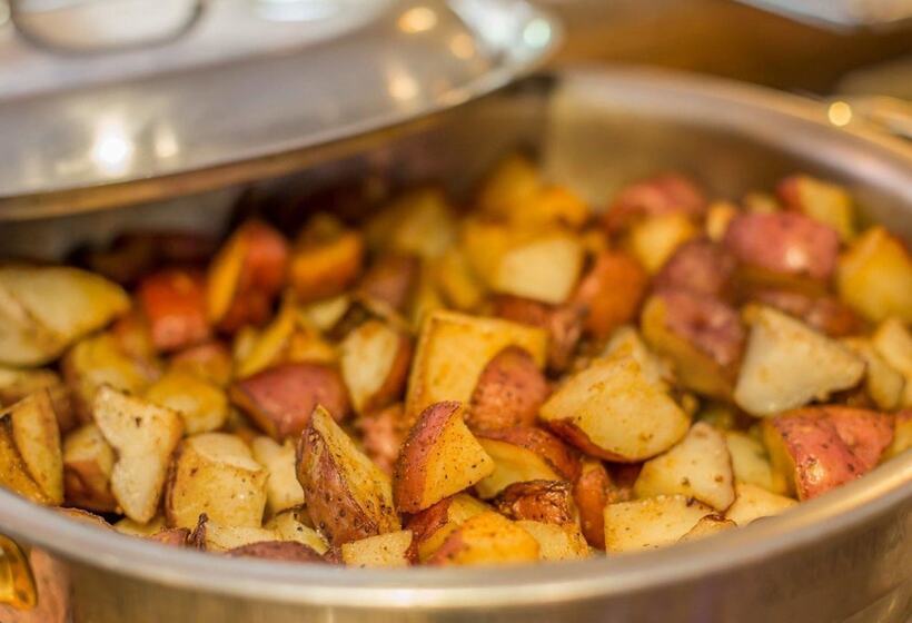 فندق Quality Inn & Conference Center