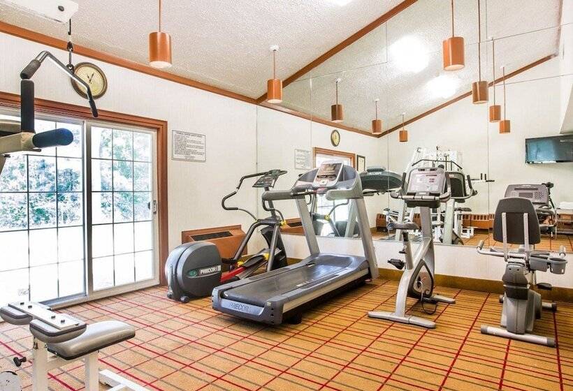 فندق Quality Inn & Conference Center