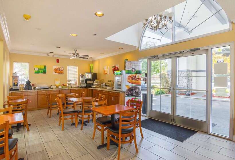 هتل Quality Inn Fresno Yosemite Airport