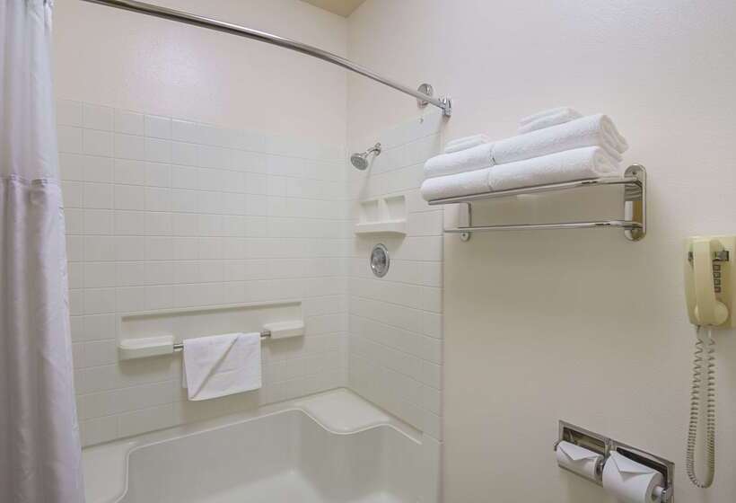 هتل Quality Inn Fresno Yosemite Airport