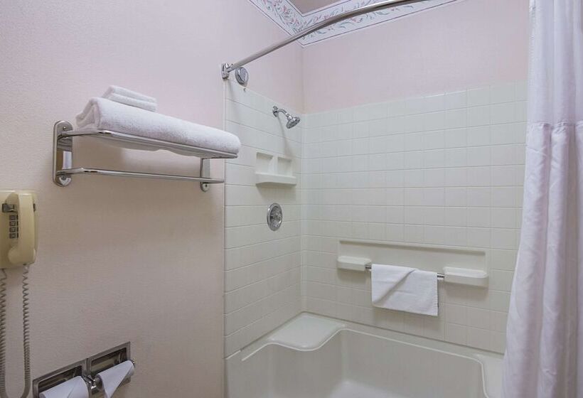 هتل Quality Inn Fresno Yosemite Airport