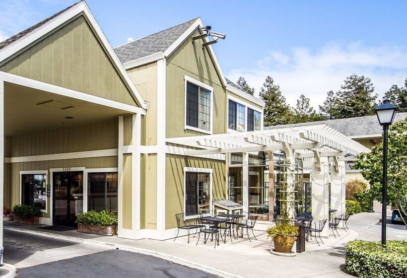 فندق Quality Inn Petaluma   Sonoma