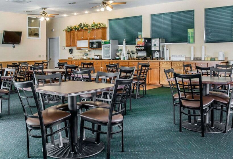 בית מלון כפרי Quality Inn & Suites Beachfront