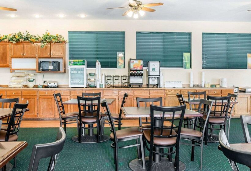 בית מלון כפרי Quality Inn & Suites Beachfront