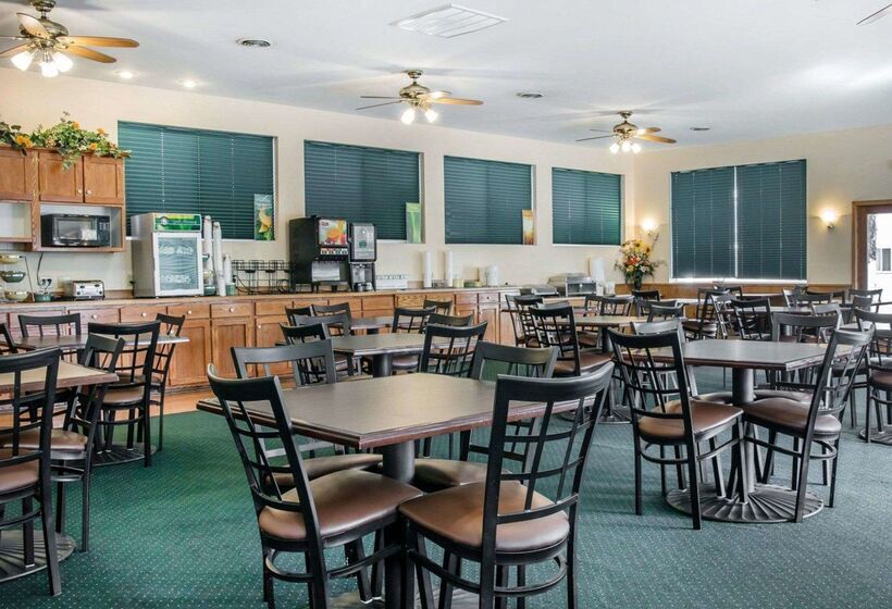 בית מלון כפרי Quality Inn & Suites Beachfront