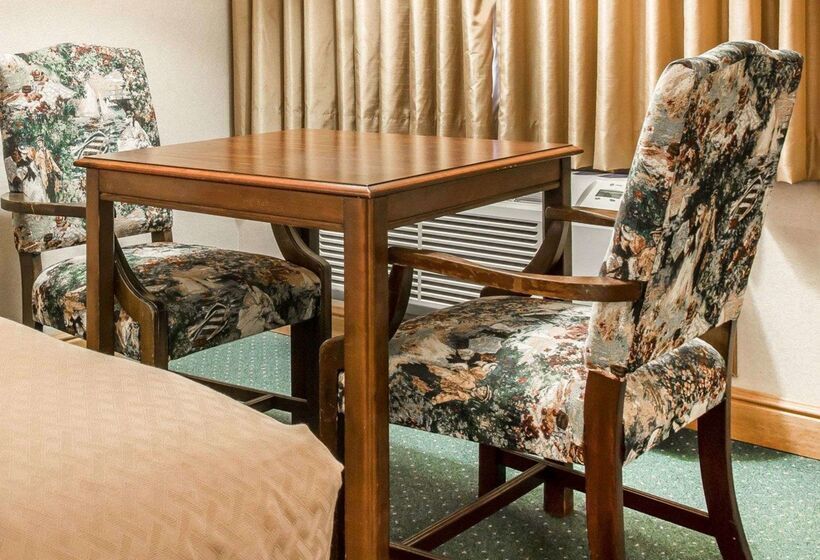 בית מלון כפרי Quality Inn & Suites Beachfront