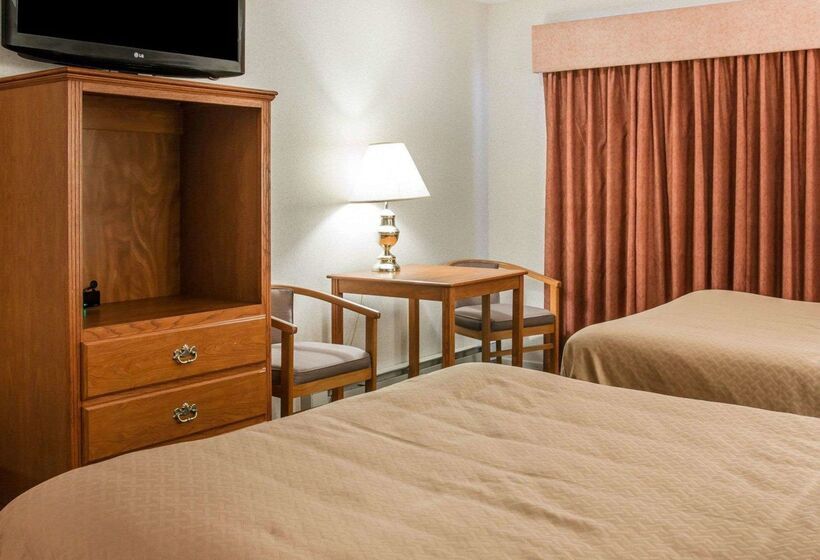 בית מלון כפרי Quality Inn & Suites Beachfront