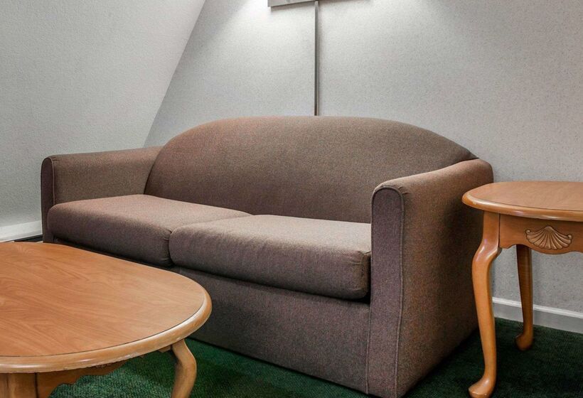 בית מלון כפרי Quality Inn & Suites Beachfront