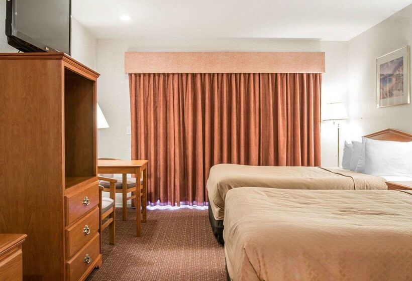 בית מלון כפרי Quality Inn & Suites Beachfront