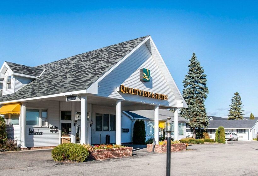 בית מלון כפרי Quality Inn & Suites Beachfront