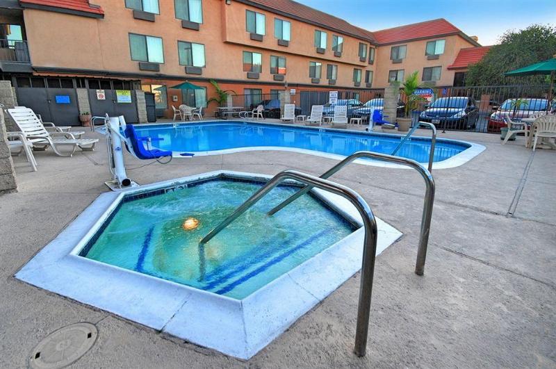 בית מלון כפרי Quality Inn & Suites Bell Gardenslos Angeles