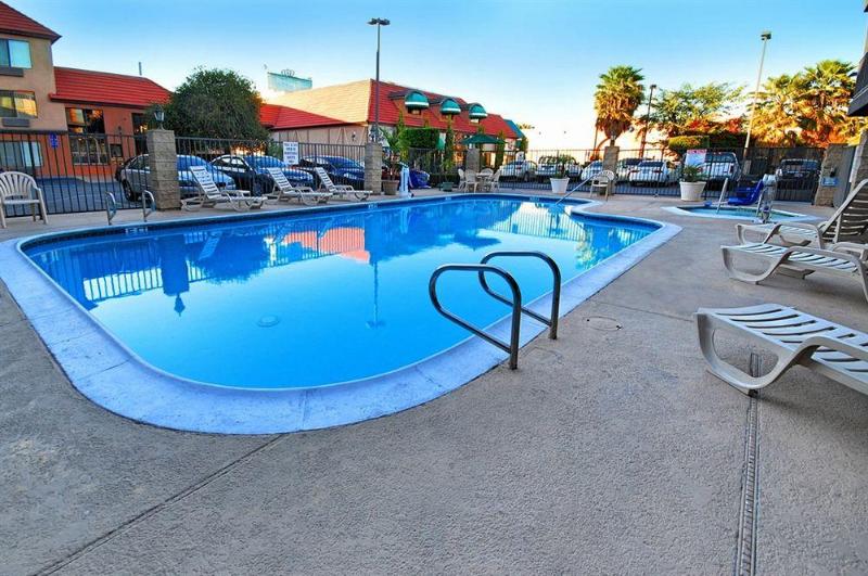 בית מלון כפרי Quality Inn & Suites Bell Gardenslos Angeles