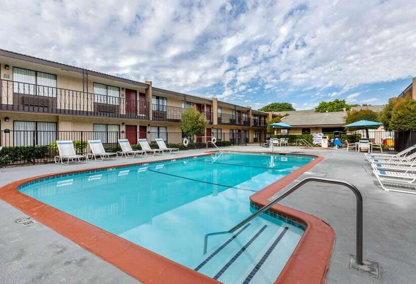 The Buena Park Hotel & Suites