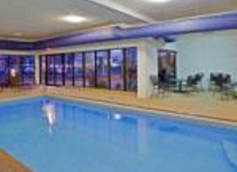 هتل Rl Cleveland Airport West