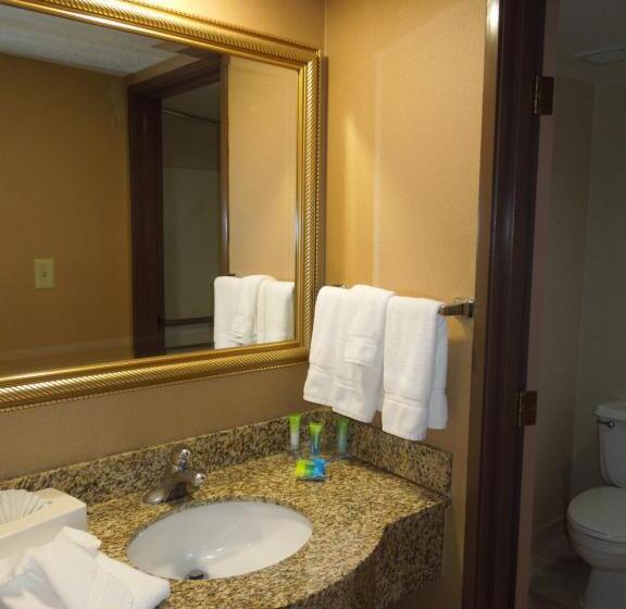 هتل Rl Cleveland Airport West