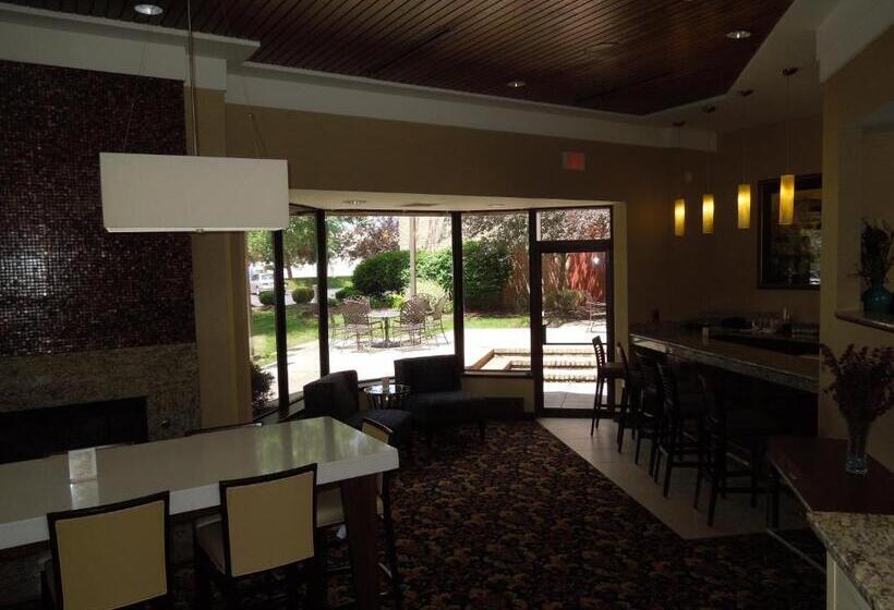 ホテル Rl Cleveland Airport West