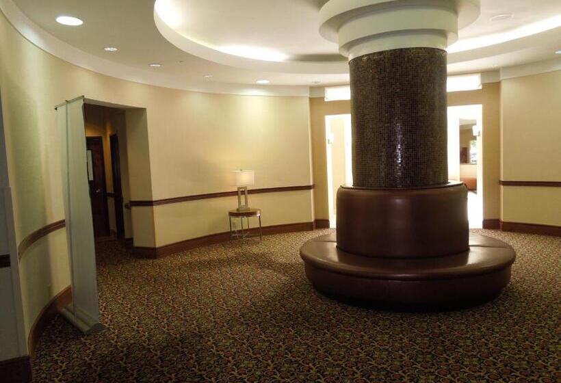 ホテル Rl Cleveland Airport West