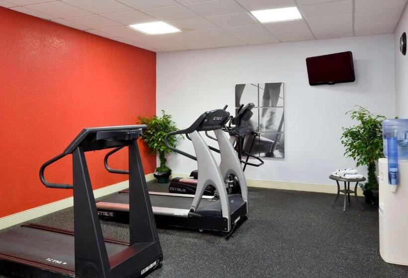 ホテル Rl Cleveland Airport West