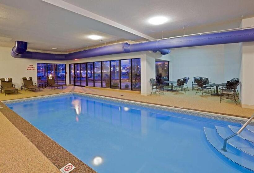 ホテル Rl Cleveland Airport West