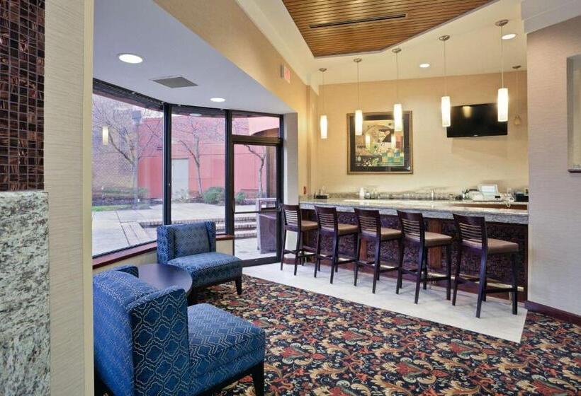 هتل Rl Cleveland Airport West