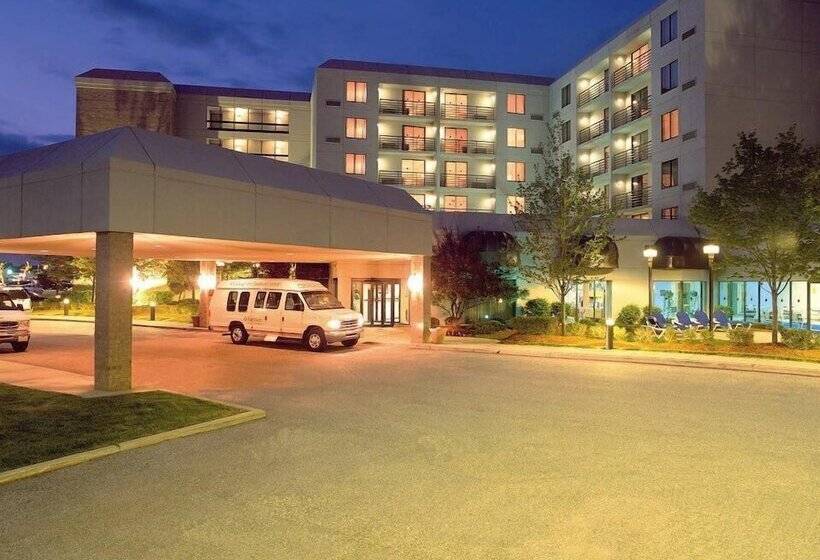 ホテル Rl Cleveland Airport West