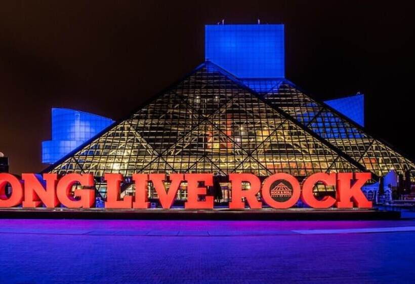 هتل Rl Cleveland Airport West