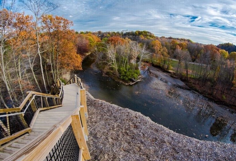 هتل Rl Cleveland Airport West