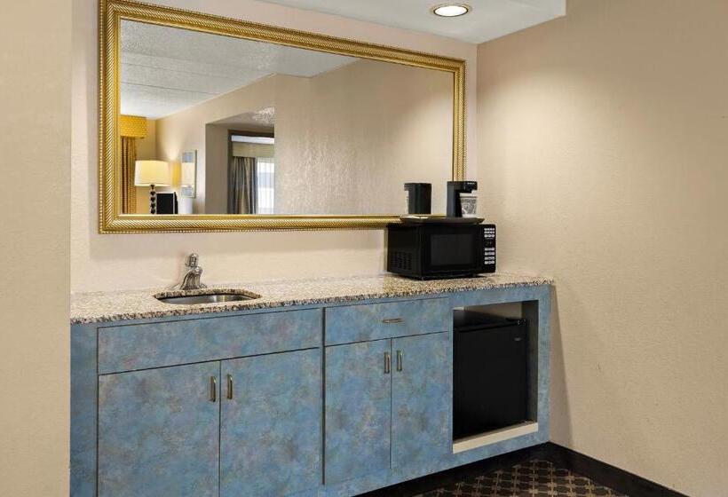 ホテル Rl Cleveland Airport West